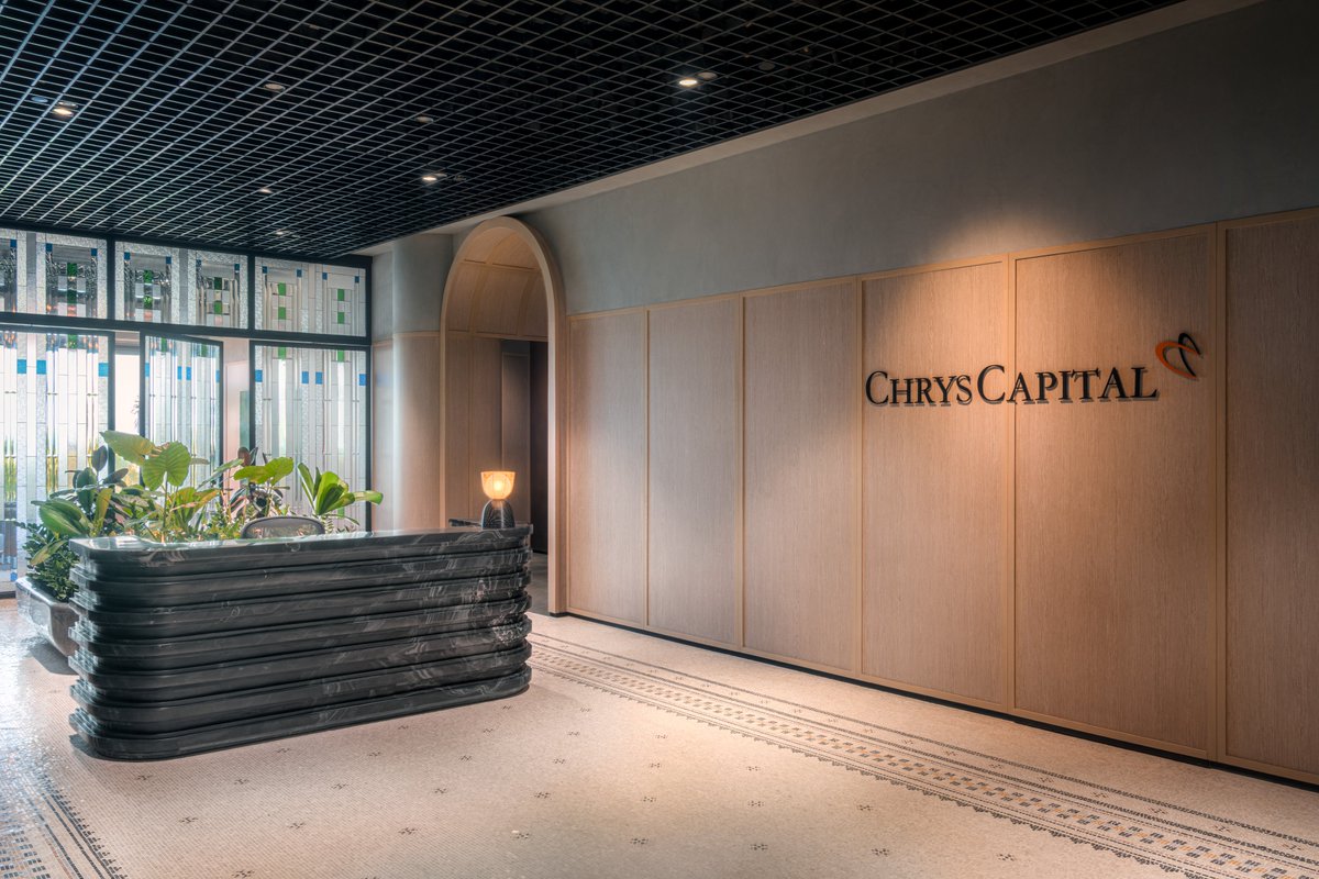 w_emerg's tweet photo. In Worli, Mumbai, India, architect Apoorva Shroff of @lythdesign, designed the 10,000 square foot headquarters for ChrysCapital as a contemporary workspace overlooking the Arabian Sea.
#ApoorvaShroff #ChrysCapital #Mumbai #Workplace #Interior #OfficeDesign #Material #Biophilic https://t.co/bOXEBUagjQ