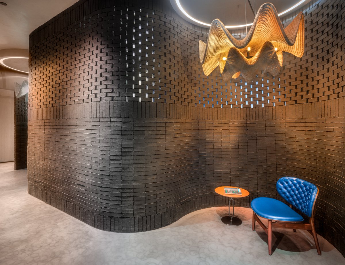 w_emerg's tweet photo. In Worli, Mumbai, India, architect Apoorva Shroff of @lythdesign, designed the 10,000 square foot headquarters for ChrysCapital as a contemporary workspace overlooking the Arabian Sea.
#ApoorvaShroff #ChrysCapital #Mumbai #Workplace #Interior #OfficeDesign #Material #Biophilic https://t.co/bOXEBUagjQ