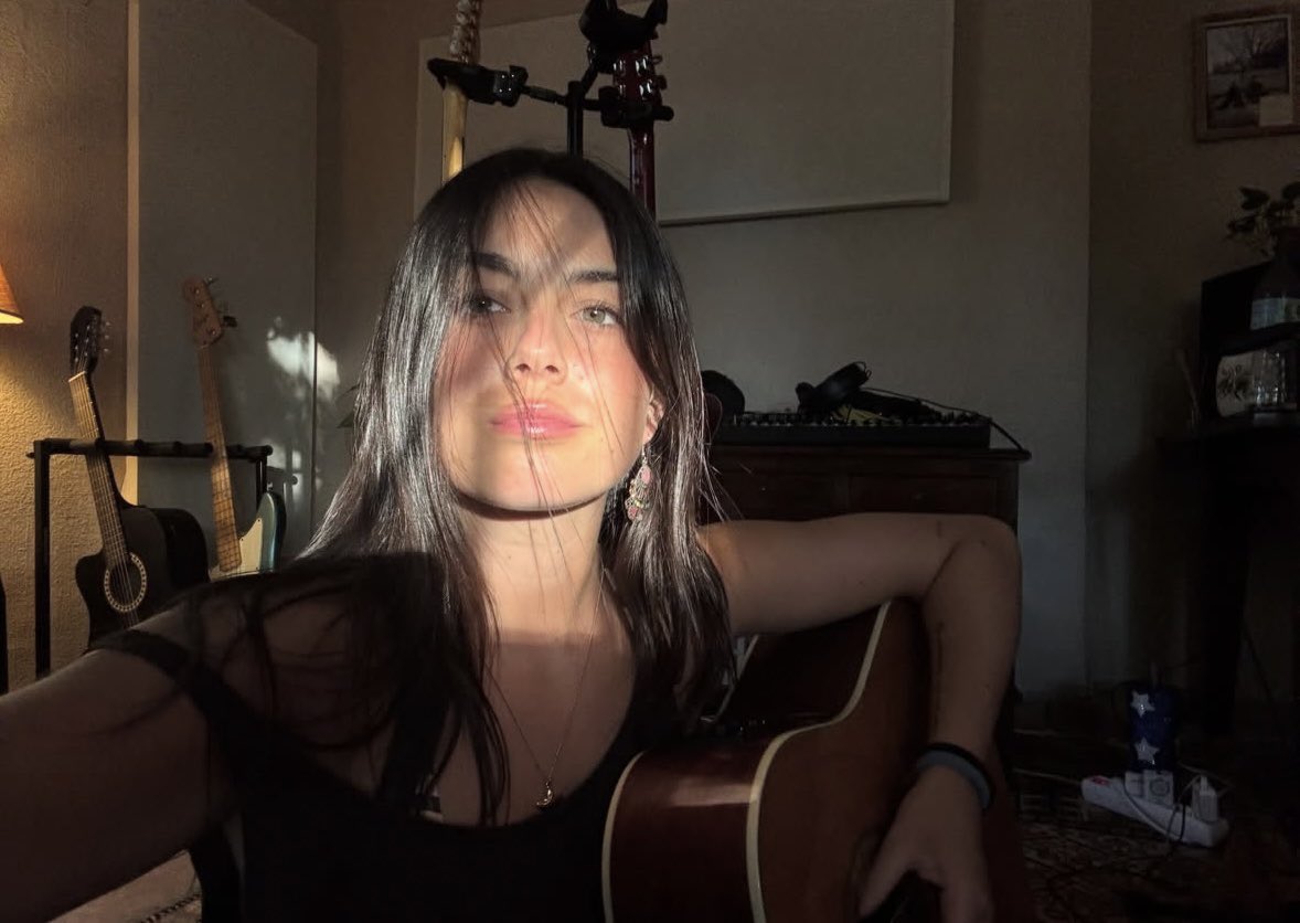 swiftxkivint's tweet photo. chiara + golden hour + estudio el combo perfecto https://t.co/yB0wqcVGye