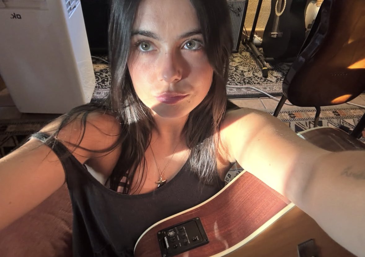 swiftxkivint's tweet photo. chiara + golden hour + estudio el combo perfecto https://t.co/yB0wqcVGye