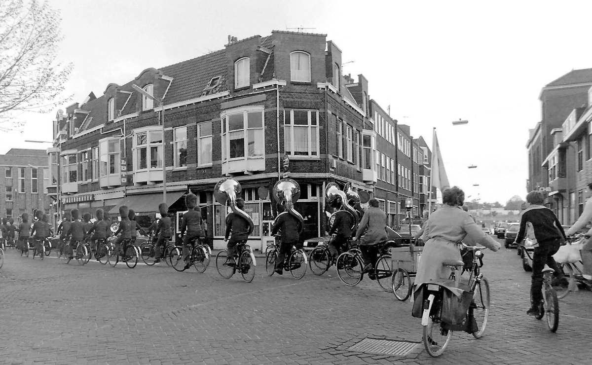 rtvzaanstreek's tweet photo. Regio:
Terug in de tijd met Ben:
Vier zwart wit foto's gemaakt door mijn broer rond 1980. De Dam, nieuwbouw Kalf en de pont bij de Hembrug.
#hembrug #pont #nieuwbouw #dedam
📷Ben Rijks https://t.co/kYmE9nLmyb