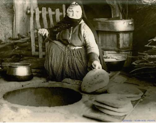 FractalMeridian's tweet photo. @alexxozydu @koomerdotwav It is Uzbek ovens. Their baking is mostly done by men, which is why they have such dangerous and deep ovens. Our baking is done by women, so the  traditional ovens are not deep and are small. https://t.co/7V5MuZLwSg