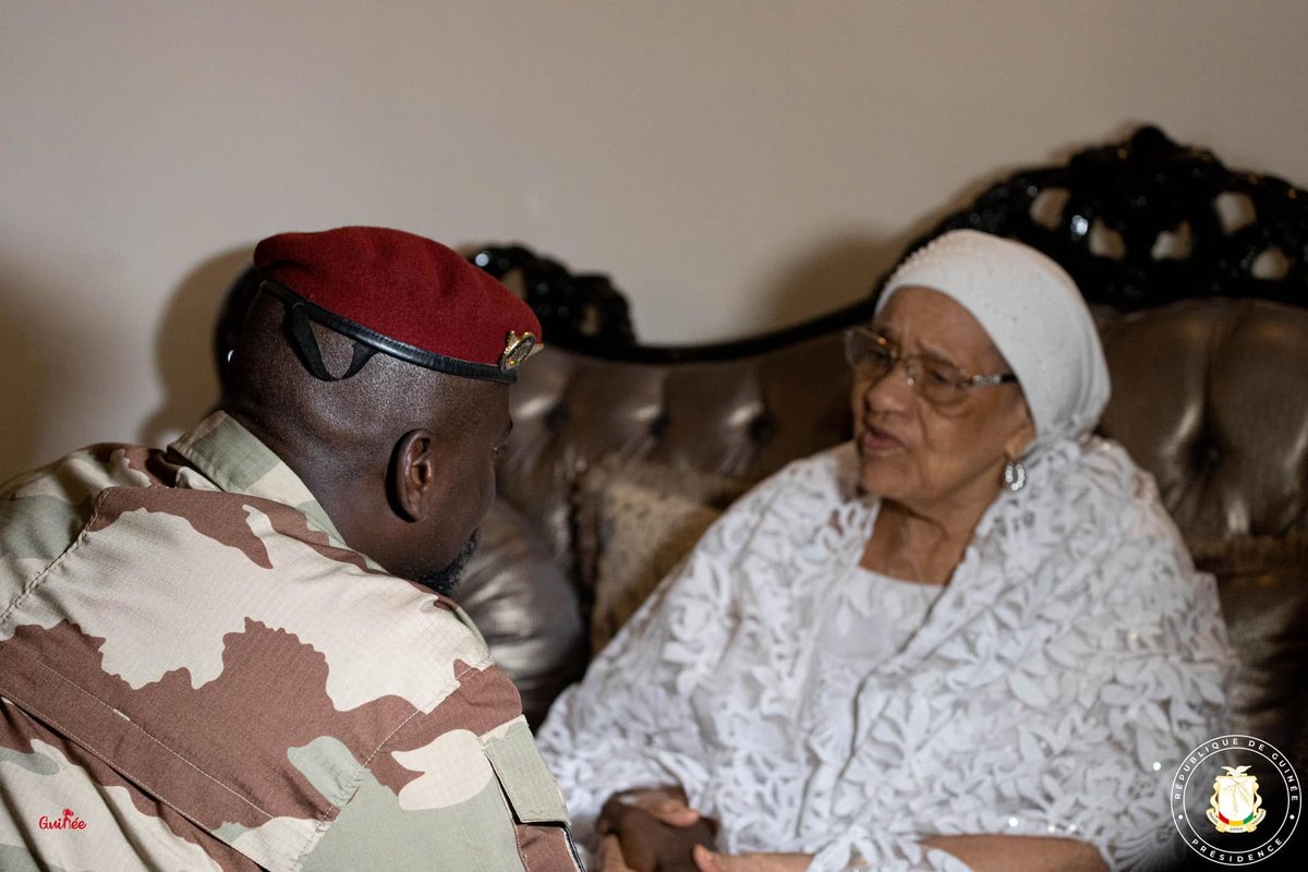 presi_doumbouya's tweet photo. C’est avec une profonde tristesse et une émotion sincère que j’ai appris le décès de notre maman, Madame Hadja Andrée TOURÉ, l’épouse du Président Ahmed Sékou TOURE survenu ce jour au Maroc.

En cette heure de deuil, mes pensées et celles de la Nation tout entière se tournent vers vous, le peuple souverain de Guinée. Celle qui s’en va n’était pas seulement une épouse et une mère : elle fut, aux côtés du Président Ahmed Sékou TOURE, un témoin privilégié et une actrice discrète des heures fondatrices de notre indépendance.

Elle a porté, avec dignité et constance, le poids de l’Histoire et les épreuves qu’elle lui a réservées, sans jamais renier son attachement à la Guinée.

À travers elle, c’est une part vivante de notre mémoire nationale qui s’éteint. Mais son souvenir demeurera, comme celui d’une femme de courage qui a traversé les tourments de notre histoire commune avec une dignité exemplaire.

En ces moments douloureux, je tiens à vous exprimer, au nom de l’État guinéen et en mon nom propre, mes condoléances les plus attristées et les plus fraternelles.

Puisse le Tout-Puissant l’accueillir dans Sa miséricorde infinie et accorder à sa famille la force et la patience nécessaires pour traverser cette épreuve.

Puisse Allah lui accorder le Paradis Firdawsi.

Avec toute ma compassion et ma sincère considération,

𝐒.𝐄. 𝐌𝐚𝐦𝐚𝐝𝐢 𝐃𝐎𝐔𝐌𝐁𝐎𝐔𝐘𝐀
𝐏𝐫𝐞́𝐬𝐢𝐝𝐞𝐧𝐭 𝐝𝐞 𝐥𝐚 𝐑𝐞́𝐩𝐮𝐛𝐥𝐢𝐪𝐮𝐞