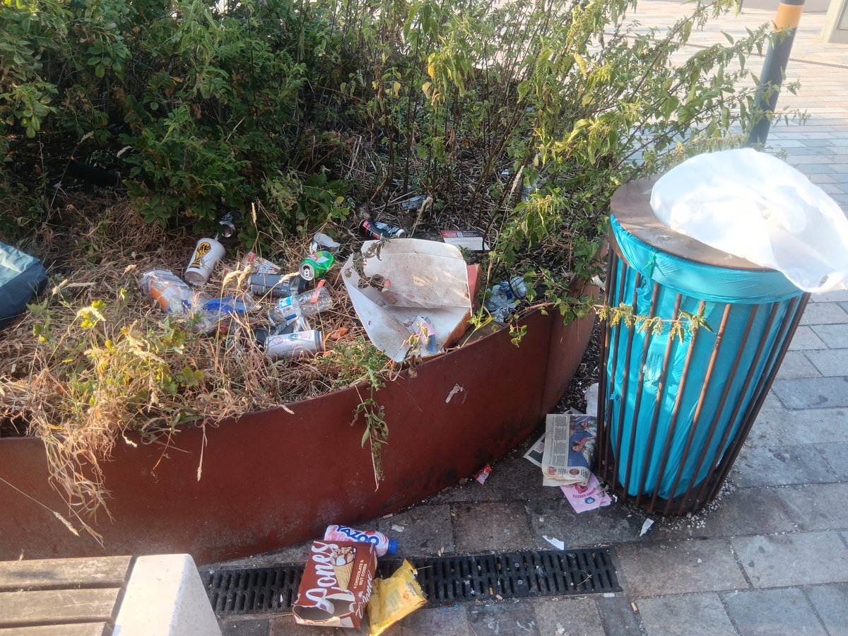 x_brum's tweet photo. Wednesday evening, litterpick at Perry Barr station. Chop chop @BhamCityCouncil you need to be emptying this bin, so why don't you ? @MorriamJan @JamesHintonB42 @AyoubKhanMP @brumlibdems @BCC_Help @ViscountViktor x3 bags of litter #OneMillionbags #Cleanerbrum https://t.co/Gc8MQb6twi