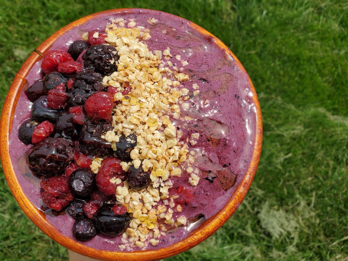 dullbubbl's tweet photo. Honey Berry Smoothie Bowl for National Blueberry &amp; Raspberry Day🍯🫐

500cal | 12g p | 22g f https://t.co/KoZmnvXYgh