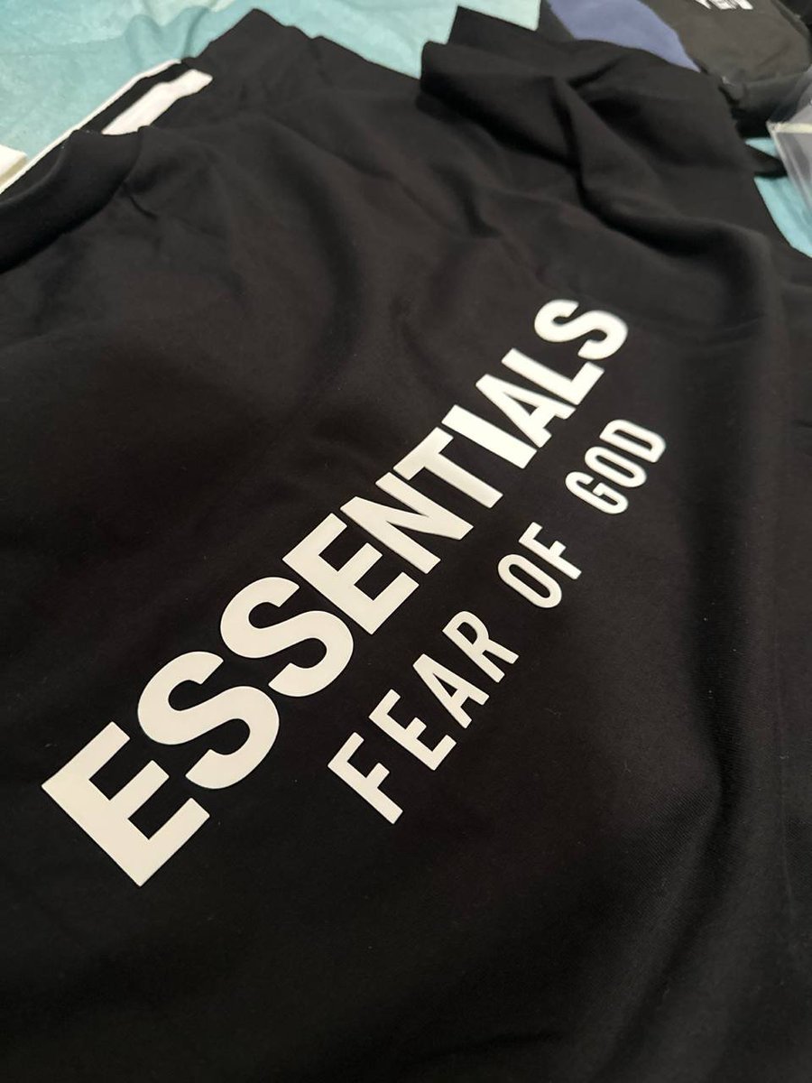 tailandisu's tweet photo. obrigado @enebinha qualidade absurda das camisas e da bermuda. 

chegou em 32 dias, 90 reais de taxa. cada peça saiu por 126 reais (Valor das camisas + Valor do Frete + Taxa). 

So de tocar você sabe que é high quality. Te amo bb obrigado pela paciência 🥰 https://t.co/j8PjfeeB3K