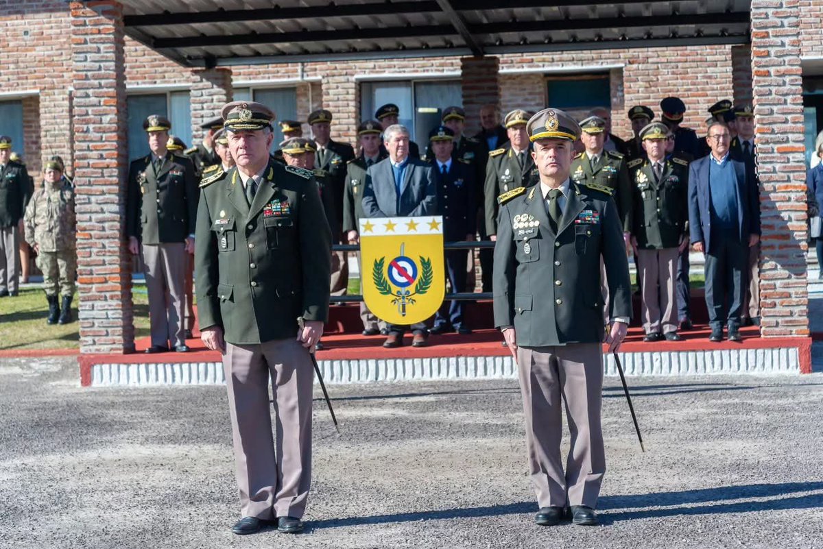 IdTacuarembo's tweet photo. El intendente interino José Omar Menéndez acompañó a la División de Ejército III en la ceremonia por su 88.º aniversario.
Se destacó su historia, despliegue territorial, apoyo a la comunidad y trabajo conjunto con la Intendencia en programas como el Plato Caliente.
#IDT https://t.co/WRyPQdwif3