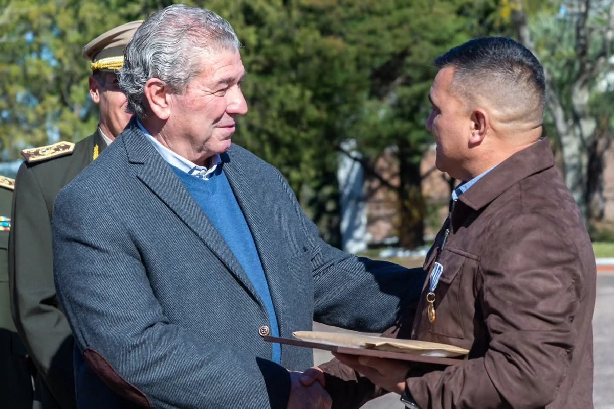 IdTacuarembo's tweet photo. El intendente interino José Omar Menéndez acompañó a la División de Ejército III en la ceremonia por su 88.º aniversario.
Se destacó su historia, despliegue territorial, apoyo a la comunidad y trabajo conjunto con la Intendencia en programas como el Plato Caliente.
#IDT https://t.co/WRyPQdwif3