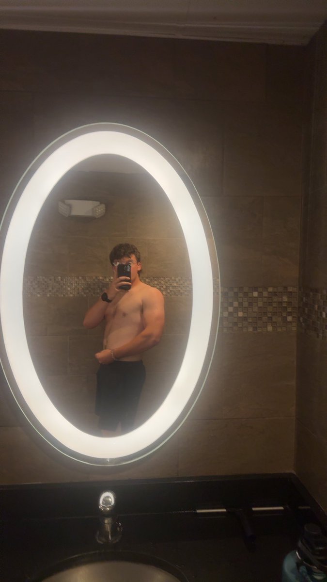 LoganSullivan36's tweet photo. Getting stronger everyday for the season. Ready to work hard and have the best season! 
BW: 230
PC: 225 lb
Bench: 245 lb
Squat:400 lb 
C/O 2027 https://t.co/b5xTY4lHM8