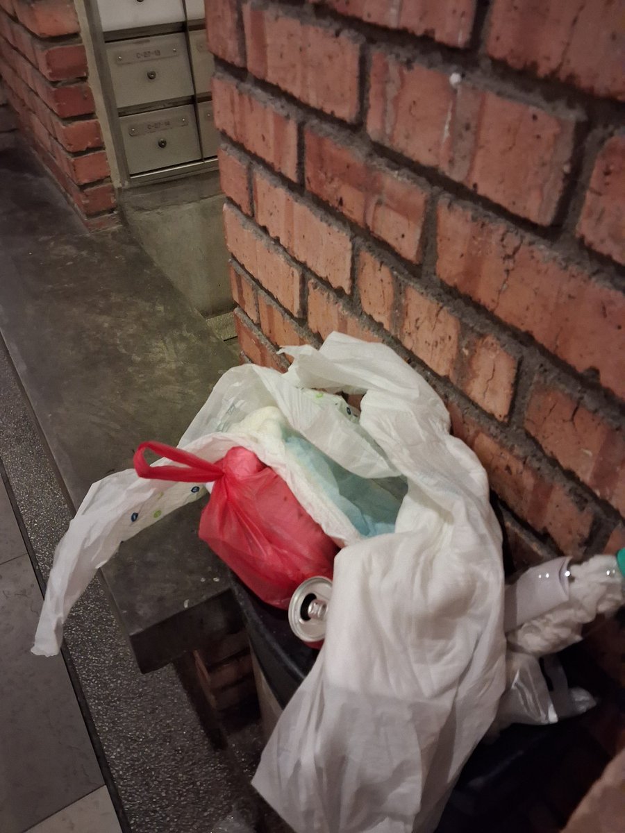 NazrinDl's tweet photo. Tengah sibuk hantar makanan tadi, lampin yang saya pakai pula penuh. Nasib baik kondo ni ada tandas, dapatlah singgah tukar sekejap. https://t.co/SoaOAaVYOK