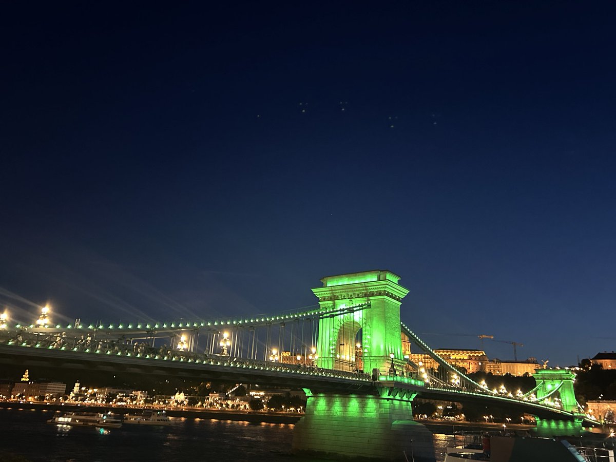 IrlAmbHungary's tweet photo. Budapest’s iconic Chain Bridge is resplendent in green tonight, honouring 50 years of diplomatic ties between 🇮🇪 &amp; 🇭🇺 &amp; a millennium of MagyÍr friendship. https://t.co/F7JzqRKLT7