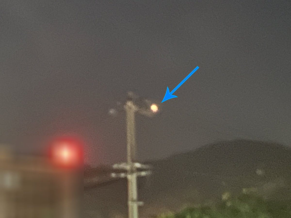 GProphetX's tweet photo. 20260708 21:07:00 Wed.
今天UAP大爆发，至少拍到4~5架UAP，类似巡逻无人机，整体在沿着山脉巡逻。

晚上天刚暗，西南侧的UAP，18点就开始冒头了，高调巡逻，也不藏着掖着了。

还有新款UAP冒头，悬停在西面的山顶，肉眼看到的是星星⭐状，手机拍的是圆形，货不对版，我准备上路靠近拍，它就隐身了。 https://t.co/hyje7W5UHT