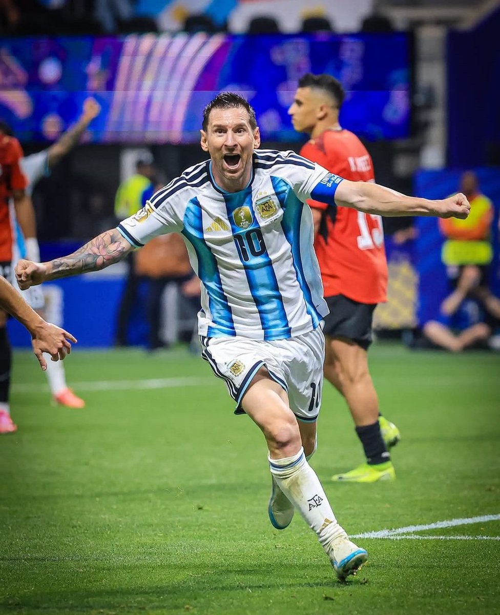 Mumbalpha's tweet photo. Ceci s'adresse exclusivement aux fans de Game Of Trhones et de Messi 
Si on vous demande de supprimer soit : 

La série Game Of Trhones allias meilleur série de tout les temps 
Ou 
La carrière de Lionel Messi allias le meilleur joueur de tout les temps

Que sera votre choix ? https://t.co/iodXUHBdSL