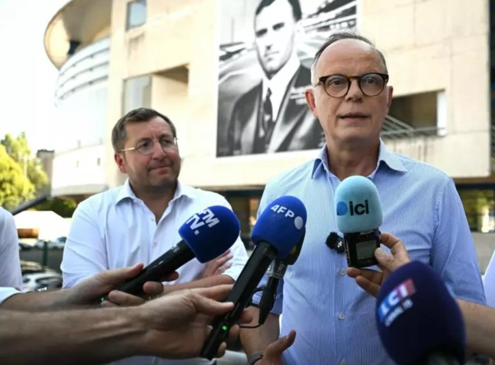 _Spoooons's tweet photo. Cette image existe. Au fond un Homme, résistant, déporté, mort sous les balles nazi.
Au premier plan, à pavaner, l'homme qui a éborgné les manifestants sous son mandat.

Honte à Calvez, démission. https://t.co/VwpMEHuu1K