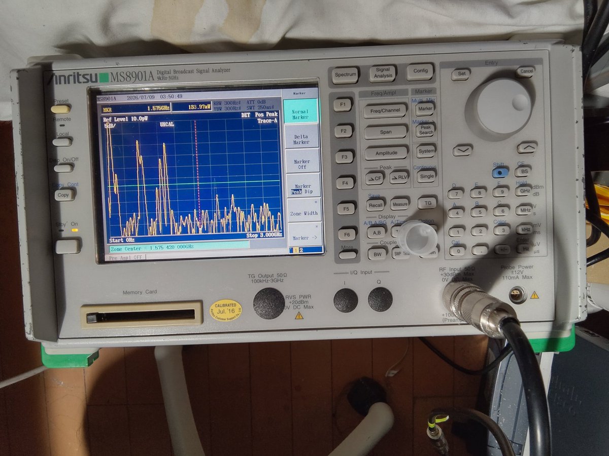 YuriLaboratory's tweet photo. ✨🙋🏻‍♀️ぅぉぉぉぉ！！！ついに念願の #スペクトルアナライザー Anritsu MS8901Aを手にいれたっっっ！

モノはデジタル放送波解析器だけど、メイン機能は実質3GHzのスペアナなのでヨシっ！

ちうこ21450円で安かった割にはバッチリ動いた。ボタンの接触が悪めだけど連打すれば認識するのでヨシっ！（ぉ https://t.co/0X3dT3WdZq