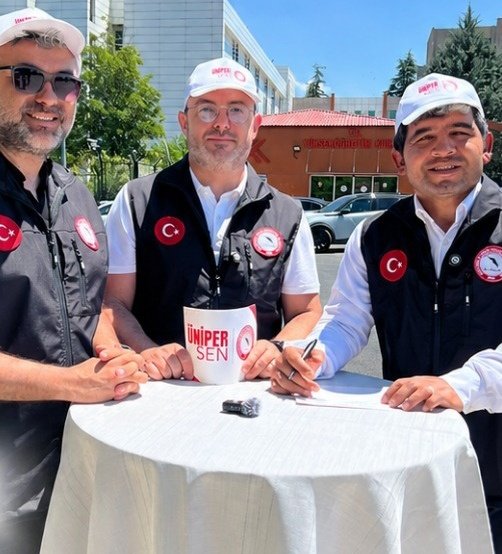 ibrahimguzeluni's tweet photo. Üniversite idari personelinin tayin sorununun çözümü için bir ay önce başlattığımız mücadeleye devam ediyoruz. 
Bir yandan 13 Temmuz pazartesi günü ve takip eden her pazartesileri gerçekleştireceğimiz bilgilendirme yayınlarının hazırlıkları devam ederken, diğer yandan da cimer ve dilekçe kampanyaları ile konunun aciliyetini ortaya koyuyoruz. 
Mücadelemiz büyüyerek sürecek.. 
@unipersen @YuksekogretimK @erolozvar @batikanaksoy