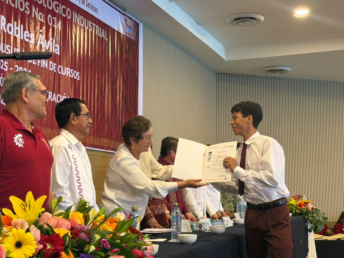 Stymphaliaj6oa's tweet photo. La subsecretaria Lucila Rangel Santos, asistió a la Ceremonia de Clausura de la Generación 2023-2026 del CBTis No. 14.
Leer nota: https://t.co/TiCWTtxRAk https://t.co/CK84eIA0at