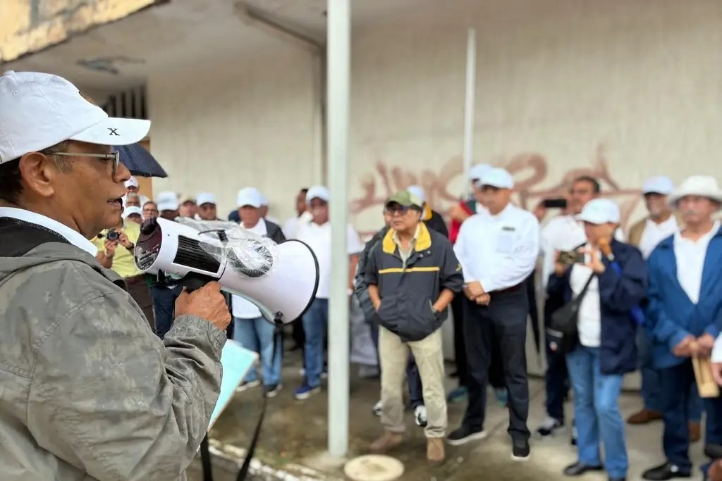 jesusmario71273's tweet photo. Bajo una intensa lluvia y sin intención de dar un paso atrás, decenas de jubilados de la Comisión Federal de Electricidad (CFE) se plantaron este miércoles frente a la Oficina Regional de la Comisión Nacional de los Derechos Humanos (CNDH) en Veracruz para exigir que intervenga en defensa de sus pensiones, que fueron drásticamente recortadas tras la aprobación de la reforma al artículo 127 de la Constitución