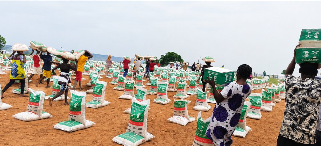 SemaBenue's tweet photo. BENUE SEMA INTERVENTION NEWS

Benue SEMA and NEMA have commenced the distribution of emergency food baskets and relief materials to 6,403 IDP households across six camps, reaffirming their commitment to transparent and timely humanitarian assistance. https://t.co/p2ugZcp9aT