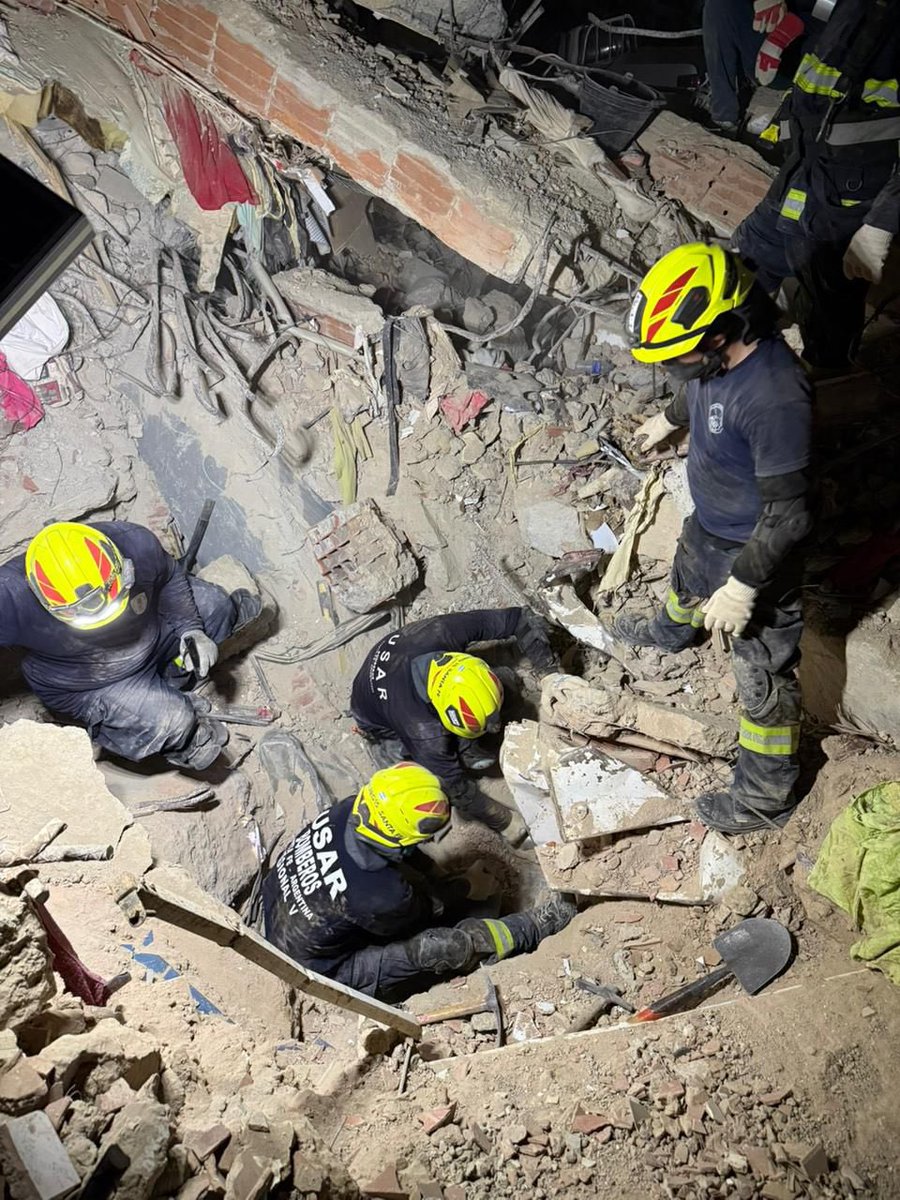 MinSeguridad_Ar's tweet photo. Las brigadas USAR argentinas mantienen su despliegue operativo en Venezuela, donde continúan las tareas de búsqueda y rescate coordinadas por la Agencia Federal de Emergencias (AFE) del Ministerio de Seguridad Nacional.

En Caraballeda, la brigada USAR ARG-15 Santa Fe continúa las operaciones de búsqueda y remoción controlada de escombros con el apoyo de equipos técnicos y binomios K9. Al mismo tiempo, la brigada USAR ARG-10 Córdoba realizó tareas de reconocimiento en el complejo residencial El Oasis Beach, aportando sus capacidades especializadas para apoyar las operaciones en la zona.