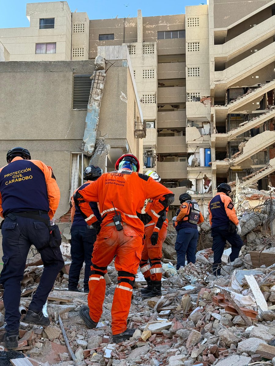 MinSeguridad_Ar's tweet photo. Las brigadas USAR argentinas mantienen su despliegue operativo en Venezuela, donde continúan las tareas de búsqueda y rescate coordinadas por la Agencia Federal de Emergencias (AFE) del Ministerio de Seguridad Nacional.

En Caraballeda, la brigada USAR ARG-15 Santa Fe continúa las operaciones de búsqueda y remoción controlada de escombros con el apoyo de equipos técnicos y binomios K9. Al mismo tiempo, la brigada USAR ARG-10 Córdoba realizó tareas de reconocimiento en el complejo residencial El Oasis Beach, aportando sus capacidades especializadas para apoyar las operaciones en la zona.