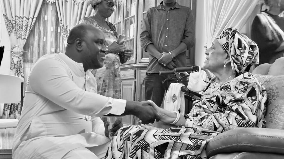 LamineGuirassy's tweet photo. ◽️C’est avec une profonde émotion que nous avons appris le décès de 𝗠𝗮𝗱𝗮𝗺𝗲 𝗛𝗮𝗱𝗷𝗮 𝗔𝗻𝗱𝗿𝗲́𝗲 𝗧𝗼𝘂𝗿𝗲́, 𝗲́𝗽𝗼𝘂𝘀𝗲 𝗱𝘂 𝗣𝗿𝗲́𝘀𝗶𝗱𝗲𝗻𝘁 𝗔𝗵𝗺𝗲𝗱 𝗦𝗲́𝗸𝗼𝘂 𝗧𝗼𝘂𝗿𝗲́.

En cette douloureuse circonstance, 𝗟𝗚𝗙 𝗠𝗲́𝗱𝗶𝗮𝘀 adresse ses sincères condoléances à sa famille, à ses proches, ainsi qu’à l’ensemble du peuple de Guinée. Nous partageons leur peine et exprimons notre solidarité dans cette épreuve.

En hommage à cette figure de l’histoire de notre pays, 𝗟𝗚𝗙 𝗧𝗮𝗹𝗸 bouleverse exceptionnellement sa grille de programmes. Nous vous donnons rendez-vous 𝗰𝗲 𝘀𝗼𝗶𝗿 𝗮̀ 𝟮𝟬𝗵𝟬𝟬, simultanément à la radio et à la télévision, pour la rediffusion d’un 𝗲𝗻𝘁𝗿𝗲𝘁𝗶𝗲𝗻 𝗲𝘅𝗰𝗹𝘂𝘀𝗶𝗳 qu’elle nous avait accordé en 𝗷𝘂𝗶𝗻 𝟮𝟬𝟮𝟯.

Un moment de mémoire, de témoignage et de transmission, pour saluer le parcours d’une femme qui aura marqué son époque.

🕊️ 𝗣𝗮𝗶𝘅 𝗮̀ 𝘀𝗼𝗻 𝗮̂𝗺𝗲.