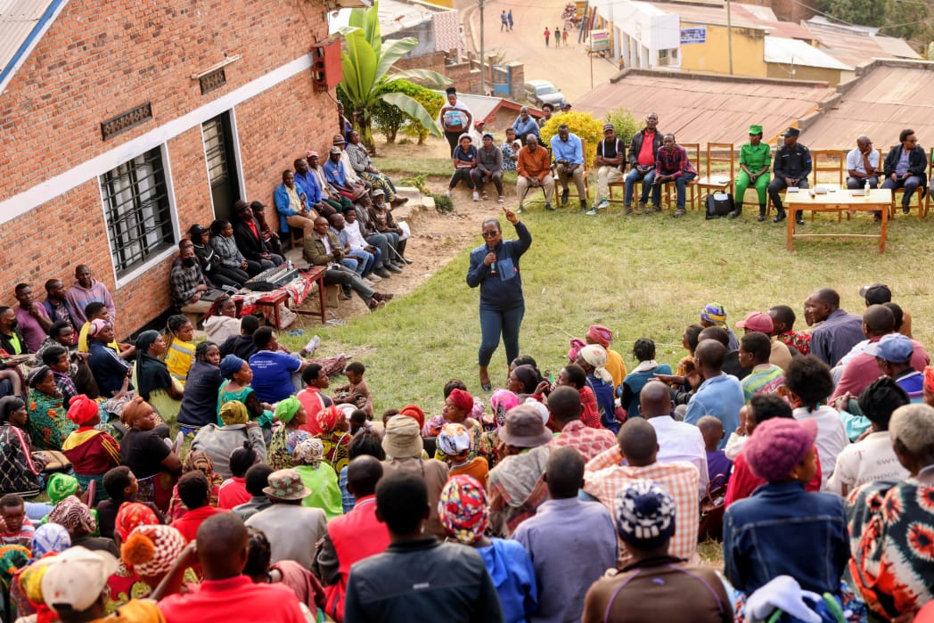 BureraDistrict's tweet photo. Kwegera abaturage muri gahunda ya 
#DuhariKuBwanyu :
 
Uyu munsi, Umuyobozi w'Akarere,  @MukamanaSoline yakoranye inama n'abaturage b'Akagari ka Rukandabyuma, mu Murenge wa Rugengabali , abaganiriza kuri gahunda z'iterambere zinyuranye, akemura n'ibibazo bamugejejeho. https://t.co/rw3bvyK8CG