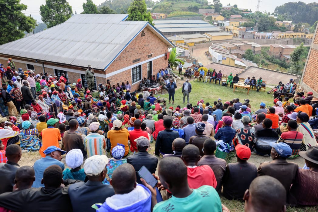 BureraDistrict's tweet photo. Kwegera abaturage muri gahunda ya 
#DuhariKuBwanyu :
 
Uyu munsi, Umuyobozi w'Akarere,  @MukamanaSoline yakoranye inama n'abaturage b'Akagari ka Rukandabyuma, mu Murenge wa Rugengabali , abaganiriza kuri gahunda z'iterambere zinyuranye, akemura n'ibibazo bamugejejeho. https://t.co/rw3bvyK8CG