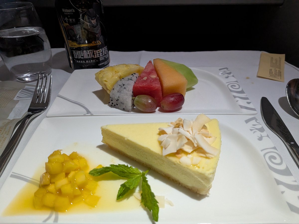 krisxp3's tweet photo. 今天第二程是海航17年引进的A330。拿现在标准看BE老反鱼骨空间偏小，旧机型全程无WiFi。但软件挺加分：没网正好直接睡觉，时差一步到位；和洲际合作的菜单确实惊艳，诚意满满；空姐服务也一如既往地细心到位。空间虽小，但吃好睡好，整体挺舒服。
​#海航商务舱 #飞行日记 #度假模式开启 https://t.co/ELvxFg35yS