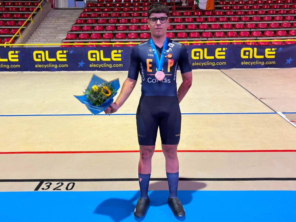 ProyectoFER's tweet photo. #CiclismoPista ¡¡¡ Bronce🥉!!! Vicent Andrés (Canals, 17 años) protagoniza una gratísima sorpresa y se lleva un fantástico bronce en la eliminación del Campeonato de Europa junior, en Alemania 

Vicent todavía disputará la madison el próximo domingo. ¡¡Enhorabona 👏👏🙌🏼🙌🏼!! https://t.co/3VQiDdaAuJ