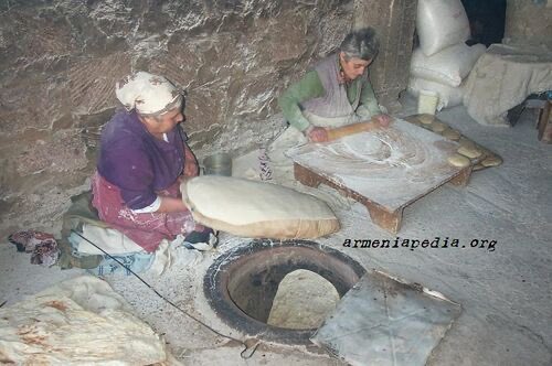 FractalMeridian's tweet photo. @RomaJamesGB @koomerdotwav This is also bullshit. In our culture, baking has historically been women’s work, not done by “my brothers.” It’s in Uzbek culture that baking is considered a male craft, which is why their ovens are much bigger and deeper https://t.co/EmK95BRdmr