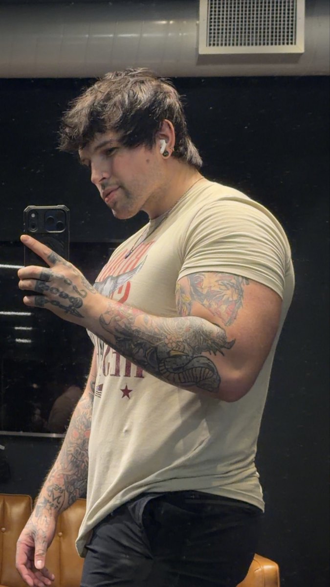 Trevor_wagner_'s tweet photo. Anyone like big arms? https://t.co/JCCZ2AQUjm