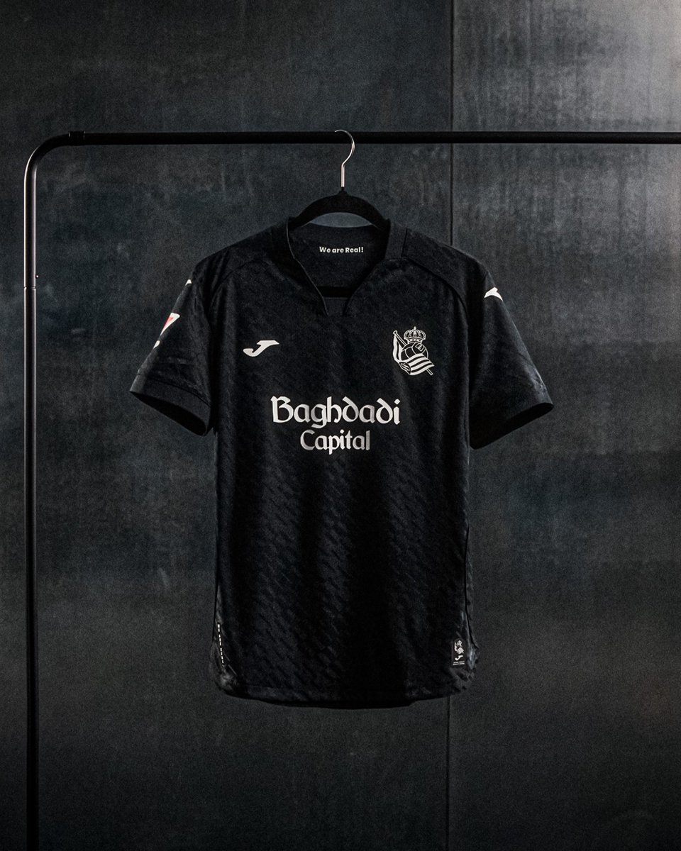 ikerizulain's tweet photo. Poco se está hablando de estas dos joyas de catalogazo que nos quieren colar a 85€. Cero identidad, cero identificación con la #RealSociedad es de locos! No valen nada, ni 15€ en el catálogo general de Joma. La roja del Getafe es de premio 🥇 https://t.co/NCH2T38YJw