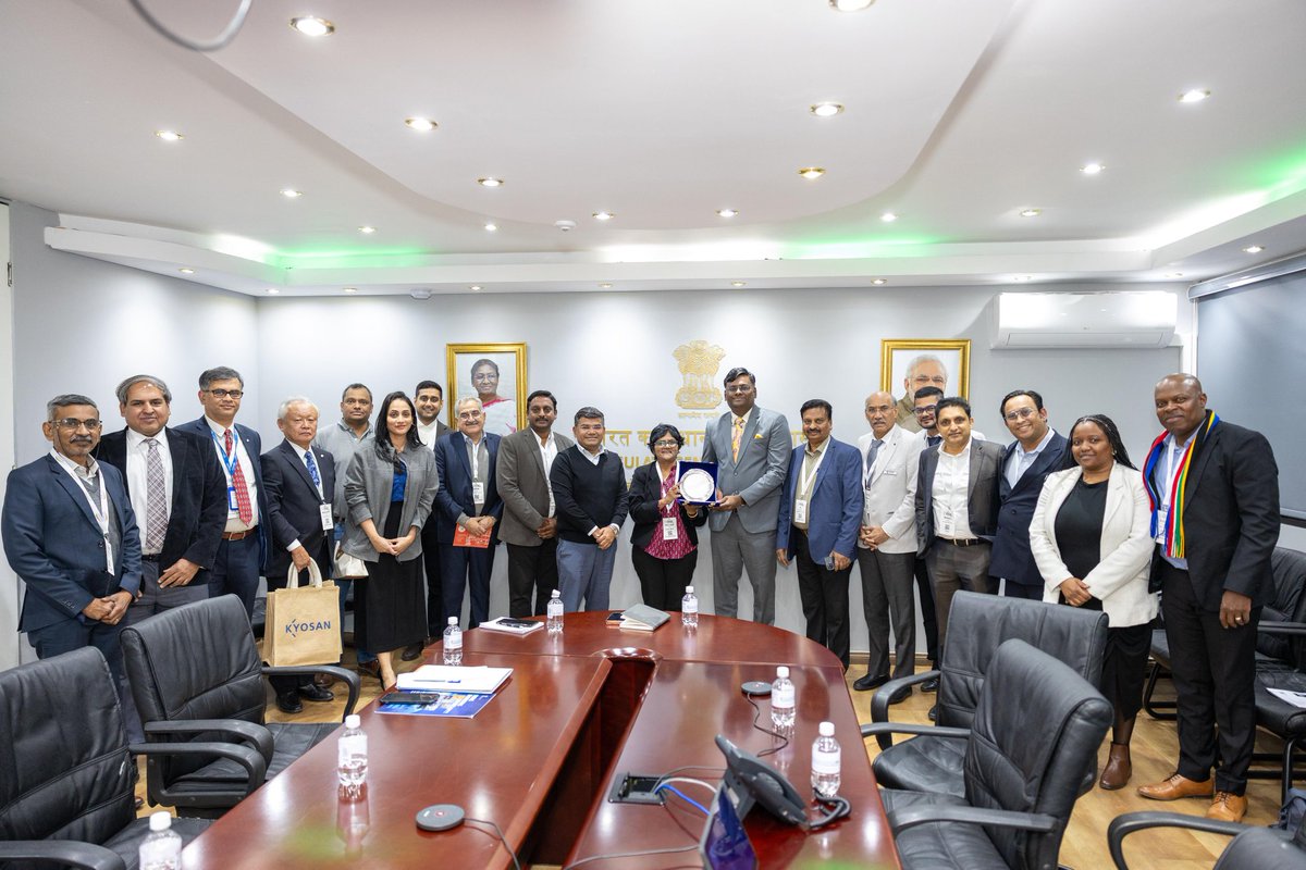 indiainjoburg's tweet photo. CGI Johannesburg held a debrief meeting with EEPC India &amp; 11 Indian engineering companies. 
Chaired by CG H.E. S. Koventhan, discussions focused on rail, transport &amp; infrastructure opportunities to boost India’s engineering exports in South Africa &amp; Africa. #IndiaSouthAfrica# https://t.co/00jgHrwlHA