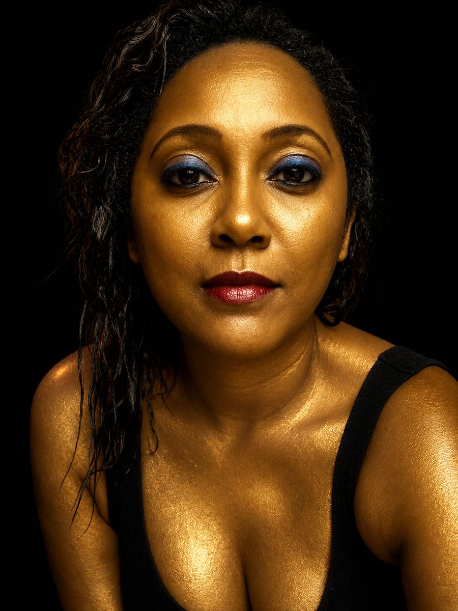 Jackielthequeen's tweet photo. Golden mood, soft shadows, red lips.
A little art version of me.
#AI #GoldColor https://t.co/Psi8hZP80Y