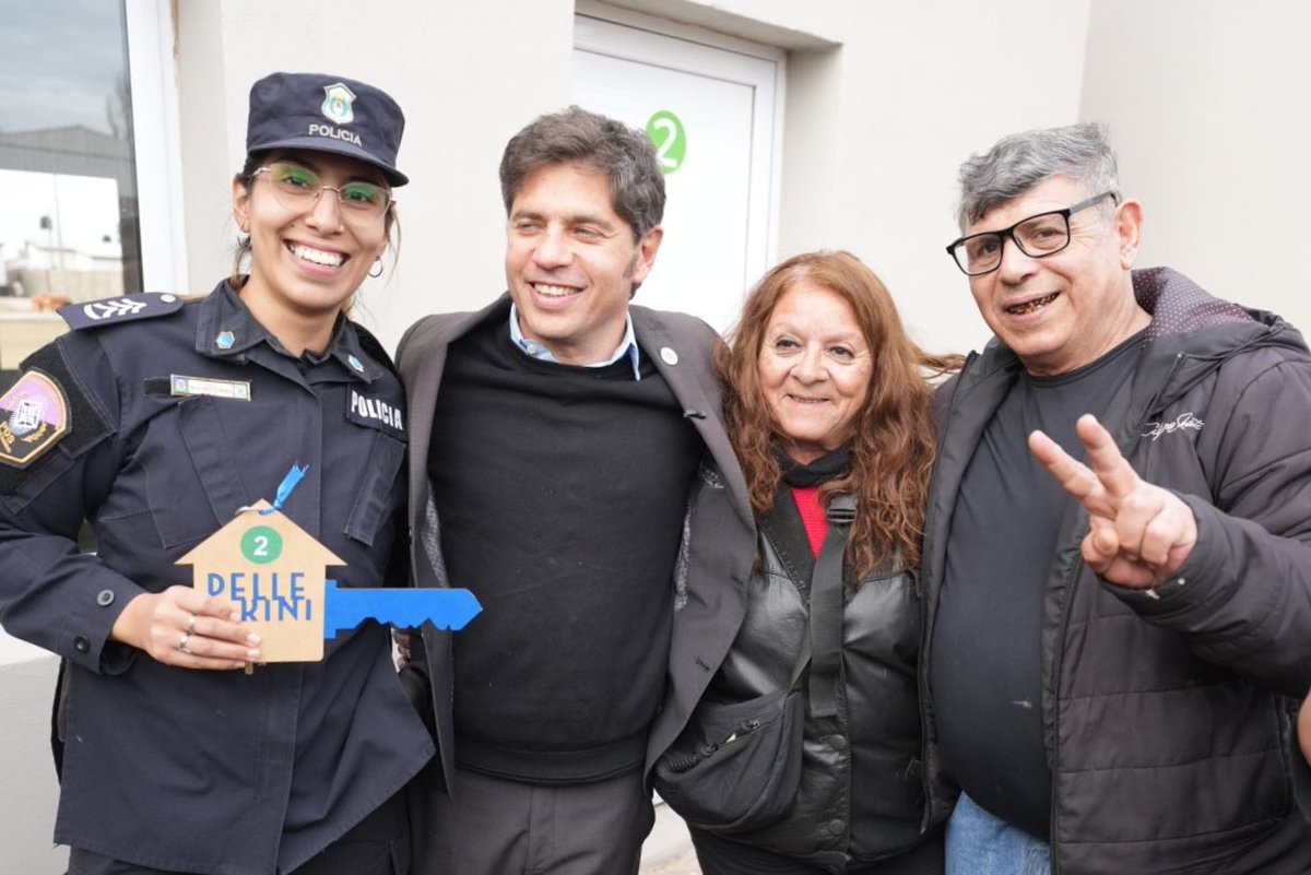 MinHabitatPBA's tweet photo. ¡Más casas para #Pellegrini! 🏡💚 Hoy mas familias de la Policía de la Provincia recibieron su nueva casa. 

Seguimos garantizando el derecho a la casa propia. 🙌 https://t.co/d3PXbLrSpM