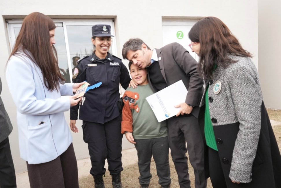 MinHabitatPBA's tweet photo. ¡Más casas para #Pellegrini! 🏡💚 Hoy mas familias de la Policía de la Provincia recibieron su nueva casa. 

Seguimos garantizando el derecho a la casa propia. 🙌 https://t.co/d3PXbLrSpM