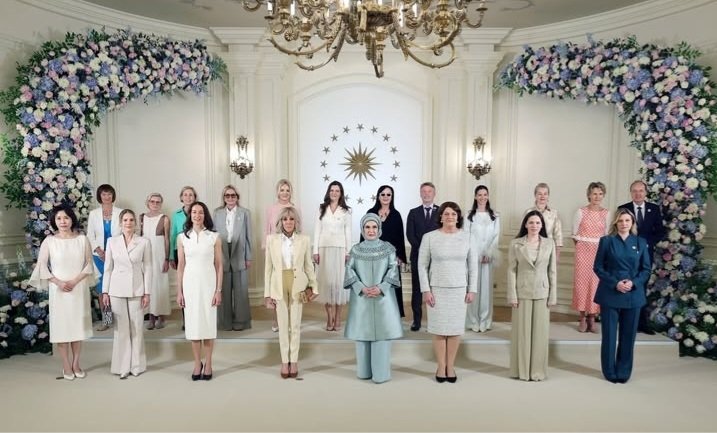 byyolda's tweet photo. NATO zirvesindeki Lider Eşlerine Emine Erdoğan Eşlik etti araya kaynayan AB Komisyonu Başkanı Ursula von der Leyen'in eşi Heiko von der Leyen ile Danimarka Başbakanı Mette Frederiksen’in eşi Bo Tengberg.

Kına gecesine sızmış 2 erkek gibi durmuyor mu 😅
#nato #siyaset #ankara https://t.co/cd7JzSUbfH