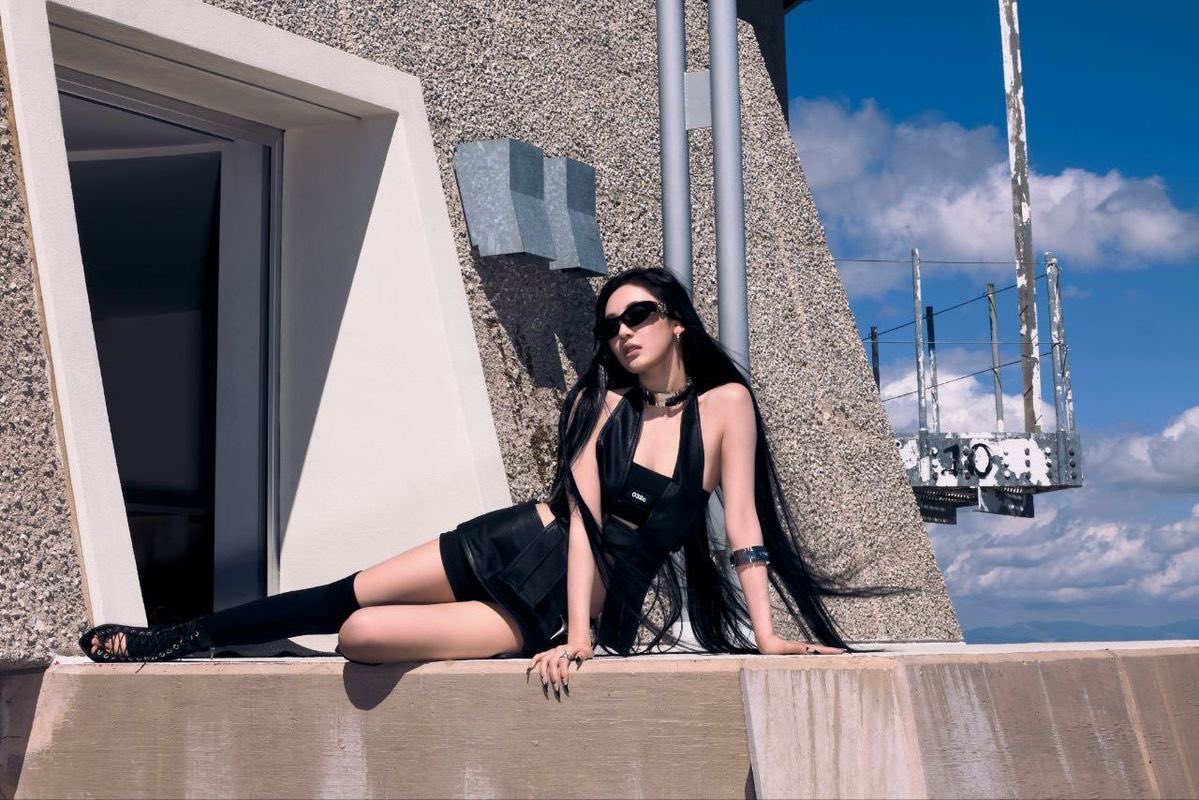 yin0ra's tweet photo. She will POSE on the floor https://t.co/gY3i7OXifP