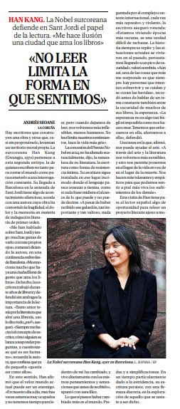 sanz_ismael's tweet photo. “No leer limita la forma en que sentimos”. Leer no solo amplía vocabulario o ideas; también ensancha la sensibilidad, la memoria y la manera de mirar a los demás. Defender la lectura es defender una vida interior más rica. “La literatura puede ser una puerta al dolor, pero también a la comprensión”, viene a sugerir Han Kang. En tiempos de prisa, pantallas y ruido, leer sigue siendo una forma de detenerse, pensar mejor y sentir con más profundidad. La Nobel Han Kang en https://t.co/uG8oDS5abt https://t.co/xebYy9AyoI