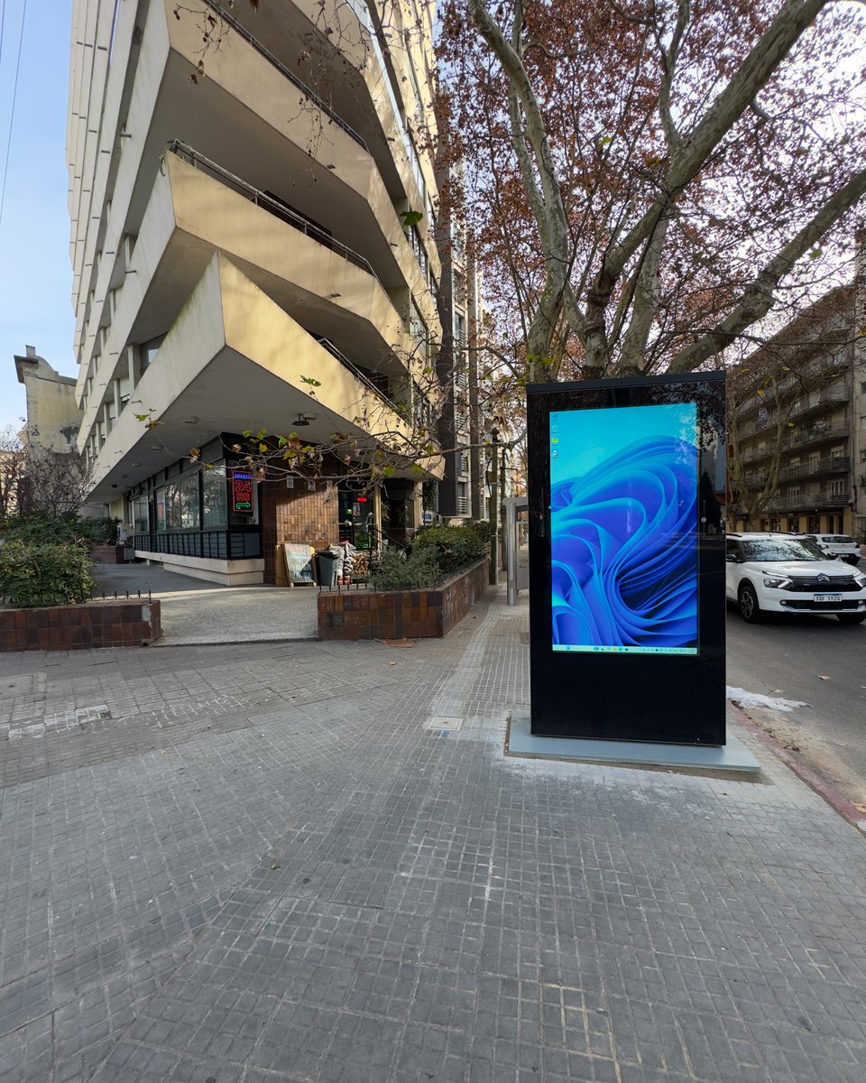 fedber's tweet photo. ¡qué mala intervención en el espacio público estos carteles!!! Para el uso peatonal de la vereda, aparte de innecesarios son molestos, y al tapar la vista generan inseguridad. Una intendencia que hace lindos discursos sobre espacio público se contradice aquí de manera completa. https://t.co/LJHd4U9QRG