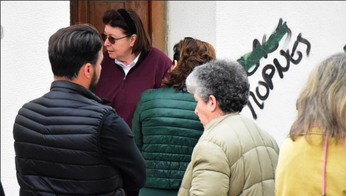 BriganteCharl's tweet photo. Η #Μενδώνη το μεγαλύτερο ψαλίδι έκοψε κάθε σύνδεση του αρχαίου ελληνικού πολιτισμού με τον σύγχρονο ας πούμε πολιτισμό
Στα λουτρά της Νεμέας, φύλακας είναι κάτω από ετοιμόρροπη στέγη στους 40°, να αποτρέπει την είσοδο σε επισκέπτες μην πέσει κεραμίδι &amp; τους σκοτώσει
@cultureGR https://t.co/QEc4tE5R3a