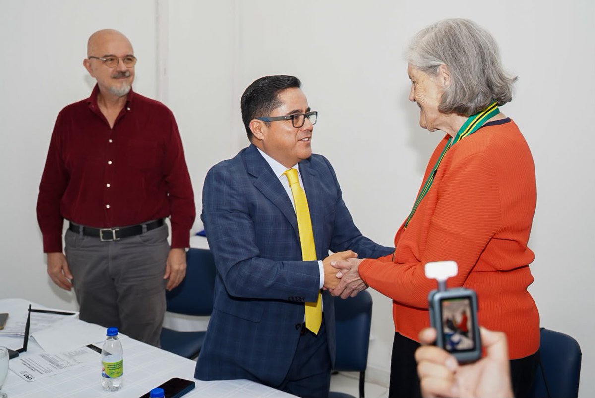 GobdeSantander's tweet photo. La Gobernación de Santander exalta a la Universidad de Nariño con la Medalla al Mérito ciudadano, en reconocimiento a sus 50 años de servicio, compromiso con la educación superior y aporte al desarrollo social y académico de Colombia.

Celebramos cinco décadas formando generaciones, impulsando el conocimiento y transformando vidas a través de la educación. 

¡Felicitaciones por este importante aniversario!