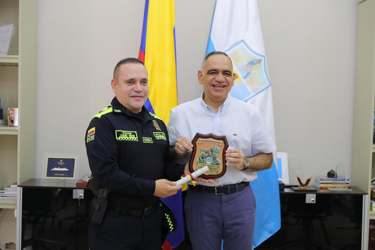 SantaMartaDTCH's tweet photo. El alcalde @CarlosPinedoC recibió el solemne escudo de armas de manos del coronel Jaime Ríos, quien culmina su gestión como comandante de la Policía Metropolitana de Santa Marta tras ser designado a cumplir funciones diplomáticas en un país de Suramérica como agregado de Policía. https://t.co/XRcKr3hd4I