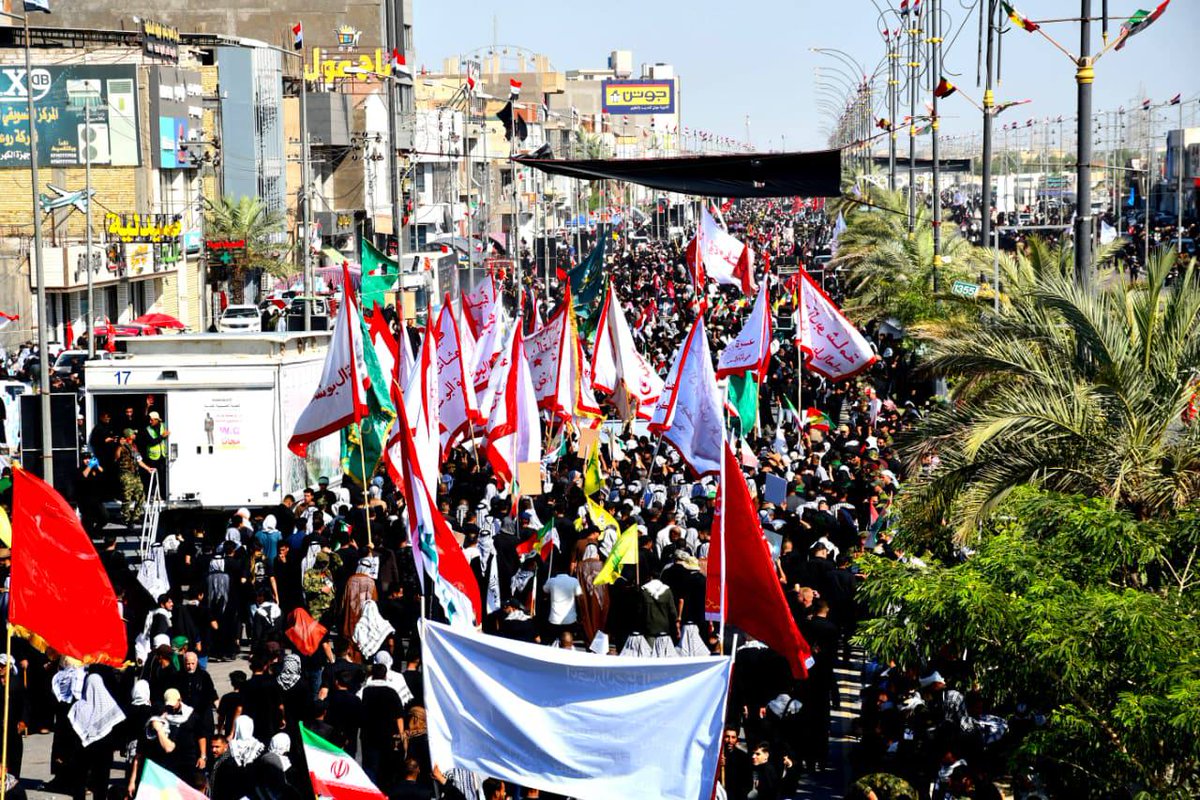 omhasna_313's tweet photo. اليوم انصهرت الحدود بين الأرض والسماء، وسال نهر البشر في شوارع العراق لا لوداع إلامام، بل لاستقبال إرثه في الصدور
كأنه استجابة لدعوة الغيب.
 لم تكن هذه جنازة، بل كانت صرخة ميلاد جديدة لأمة أبَت أن تموت
#قوموا_لله
#أول_زائر_في_الأربعين https://t.co/MP6Z18rbT9