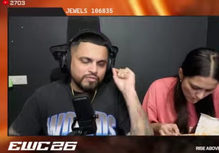 mdiscrazy's tweet photo. @S8ulsidbhai being serious about a topic but it was vey funny moment if you look at bhabhi ji!! 😁😁😁😁 https://t.co/NGVS61V4V5