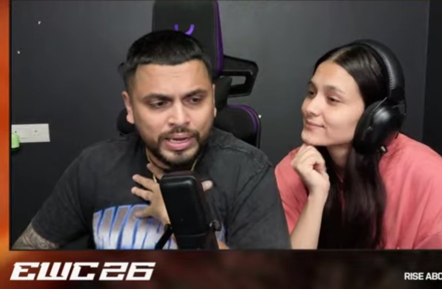 mdiscrazy's tweet photo. @S8ulsidbhai being serious about a topic but it was vey funny moment if you look at bhabhi ji!! 😁😁😁😁 https://t.co/NGVS61V4V5