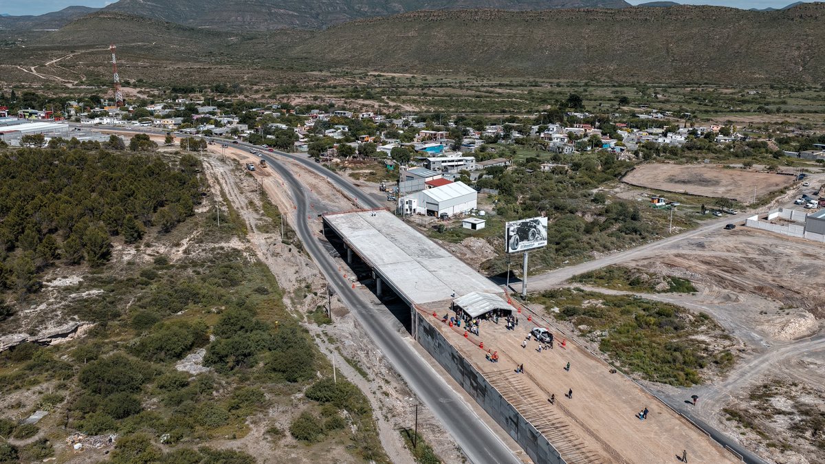 javierdiazglz's tweet photo. Acompañamos al Gobernador @manolojim en la supervisión de la construcción de la carretera #Saltillo–Derramadero, una obra que avanza con todo en beneficio de las familias de las diversas comunidades y a las y los trabajadores que transitan diariamente por esta vía. 🚧💪 https://t.co/EfvFB1RGIj