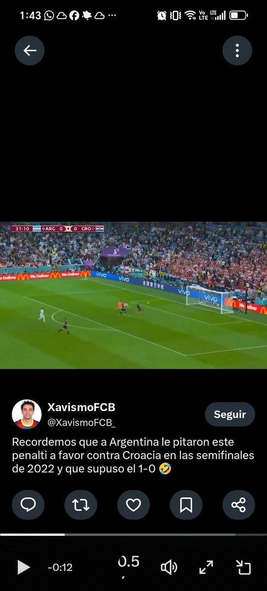 Sauronplebe's tweet photo. @TheMachineSpor1 @hachese1 @XavismoFCB_ Que? Que remate? Claramente fue un auto pase, crees que un remate va asi de alto y despacio? Para hablar de futbol hay que verlo amigo

Si no hubiera habido choque, julian podria haber seguido peleando el balon https://t.co/bzCsUGldW0