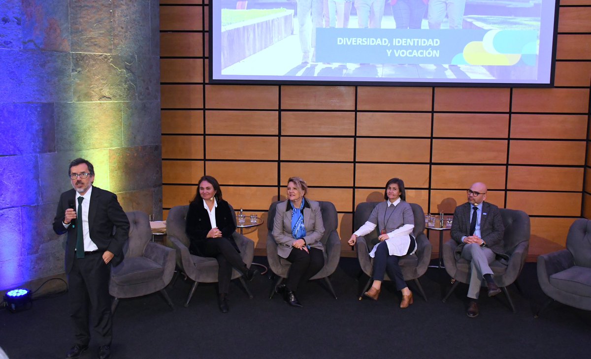 UC_Temuco's tweet photo. 📌 Educación superior y sistema escolar: un diálogo necesario para los desafíos curriculares del país

La Universidad Católica de Temuco desarrolló en Santiago el seminario “Actualización Curricular en Educación Superior: diálogos entre el sistema escolar y universitario”, un espacio de encuentro y reflexión en torno a los desafíos que plantea la articulación entre ambos niveles formativos.

La jornada, realizada en el Auditorio de Televisión Nacional de Chile, contó con la participación de autoridades institucionales y representantes del ámbito educativo, entre ellas la rectora UCT, Marcela Momberg; la subsecretaria de Educación Superior, Fernanda Valdés; la vicerrectora Académica UCT, Felisa Solar; además de representantes del Instituto Politécnico Bicentenario Juan Terrier Dailly de Curicó y de la Dirección de Educación Pública.

A través de presentaciones, experiencias y un panel de reflexión, el seminario permitió abordar aprendizajes, miradas y proyecciones para fortalecer el vínculo entre la educación escolar y universitaria, con foco en los procesos de actualización curricular y en los desafíos de formación que enfrenta el país.

#SomosUCT #ActualizaciónCurricular